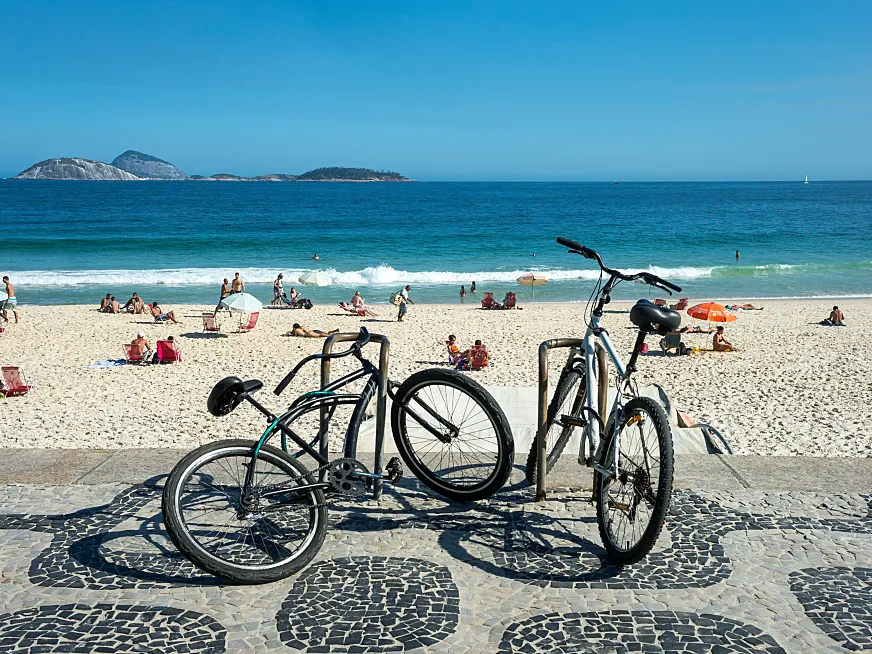 Bicicletas en la playa de Ipanema en Río de Janeiro, Brasil.