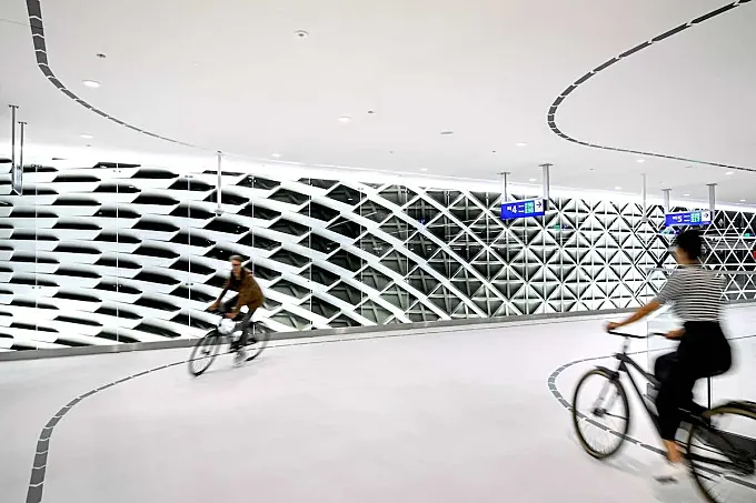 El parking de bicicletas de Koningin Julianaplein en La Haya: arte subterráneo