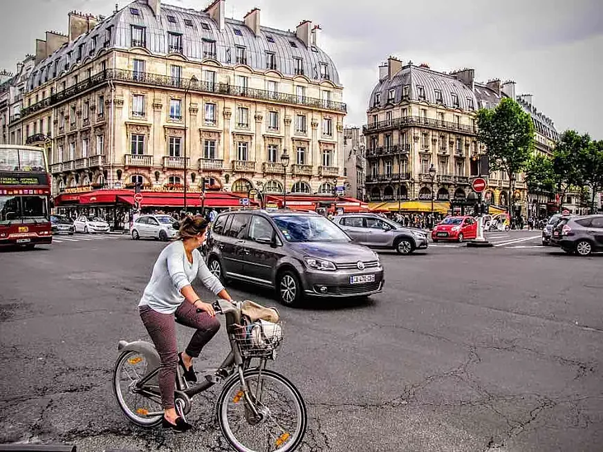 Una ciclista, por las calles de París.