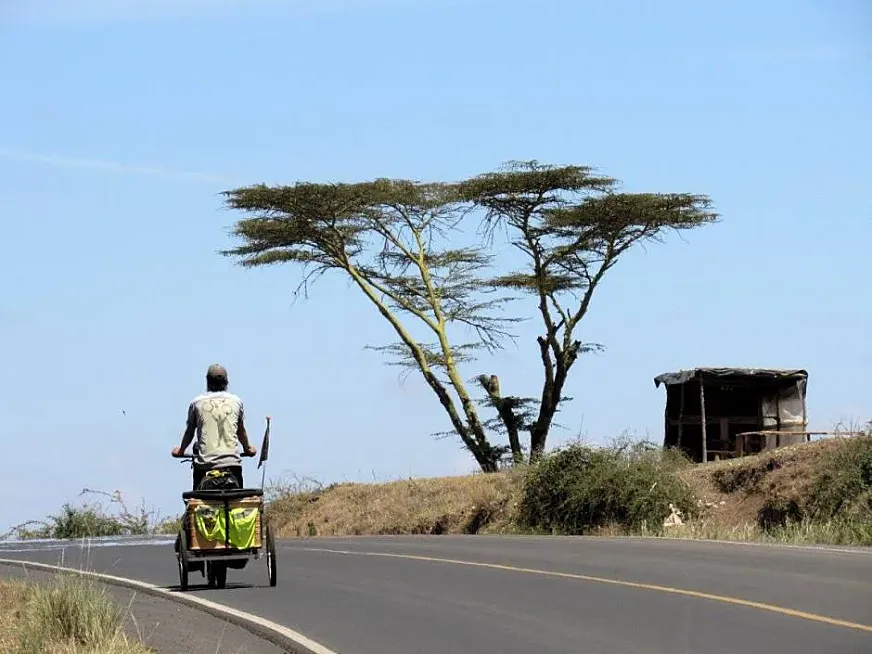 Pedaleando por Kenia (foto: Cinecicleta).