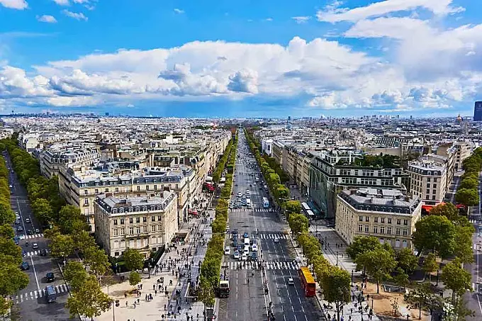 París: arranca la construcción de un carril bici en los Campos Elíseos