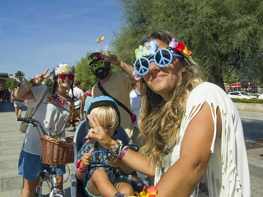 Marcha Hippie en bicicleta en Santander (foto: Cantabria ConBici)