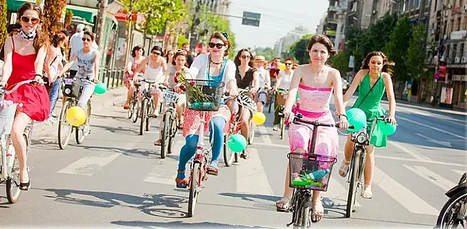 Skirt Bike: las mujeres rumanas se visten para pedalear