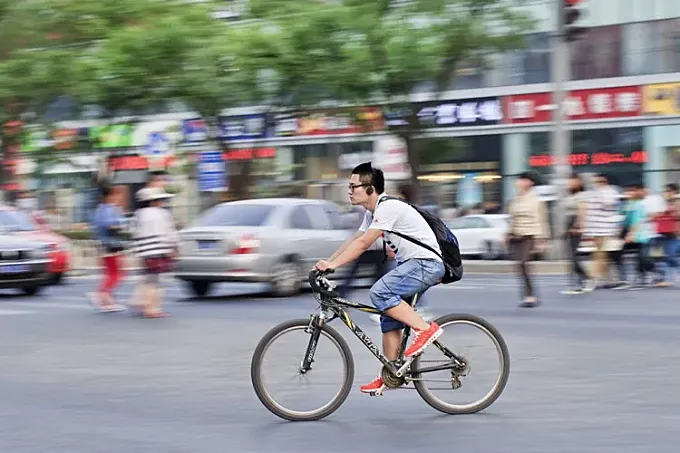 ¿Debería prohibirse a los ciclistas usar auriculares?
