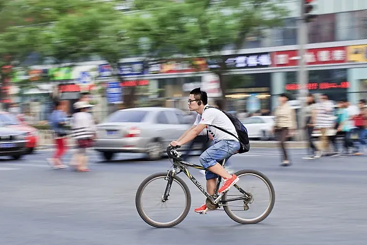 dominar Ciencias Resbaladizo Debería prohibirse a los ciclistas usar auriculares?