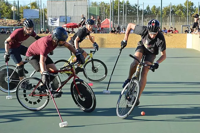 El bikepolo se juega en más de cinco idiomas en Zaragoza