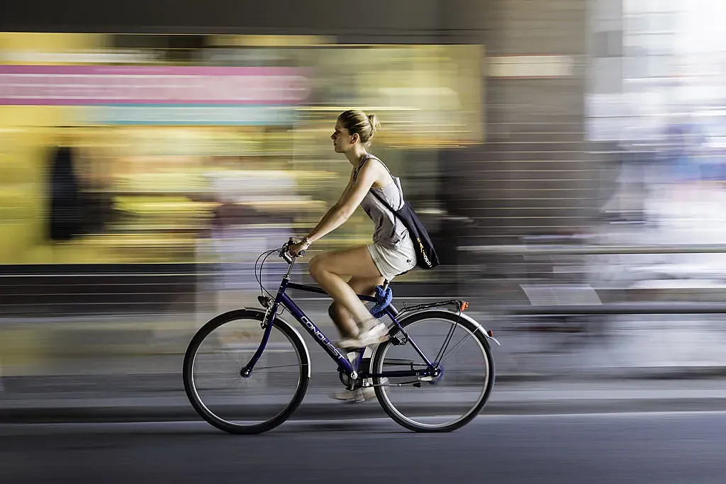 Mujer en bicicleta.