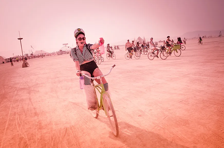 La bicicleta es el mejor medio de transporte para poder conocer todo lo que se genera en Burning Man (foto: Curtis Simmons).